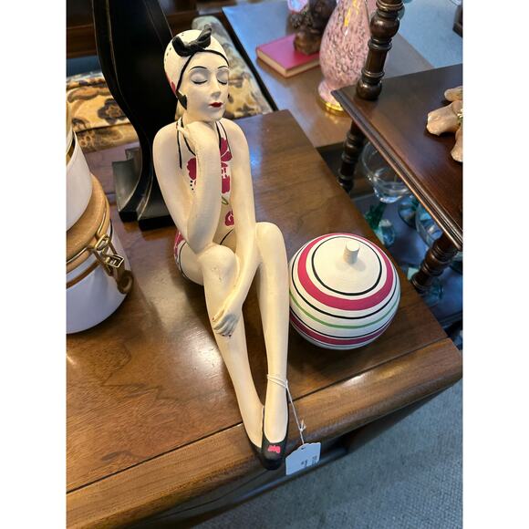 Retro Bathing Beauty‎ on Beach Ball - Picture 5 of 5